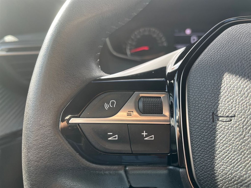 Peugeot 2008 1,2 PureTech Triumph 100HK 5d 6g - Image 19