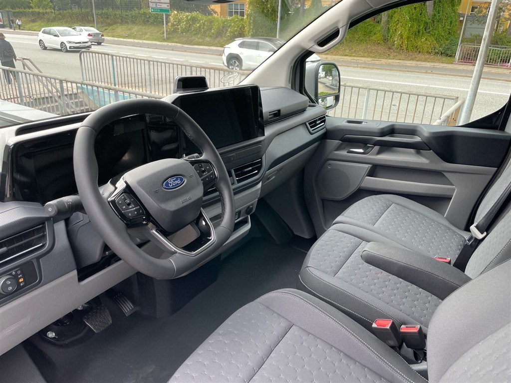 Ford E-Transit Custom 320 L1H1 EL Limited 218HK Van Aut. - Image 6