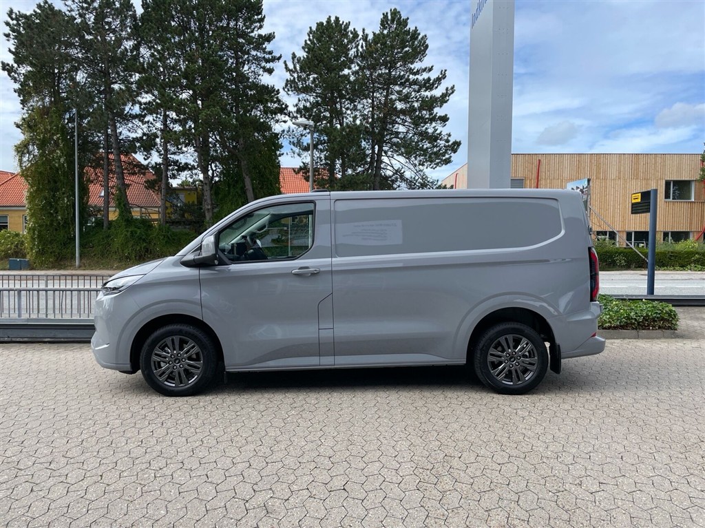 Ford E-Transit Custom 320 L1H1 EL Limited 218HK Van Aut. - Image 2