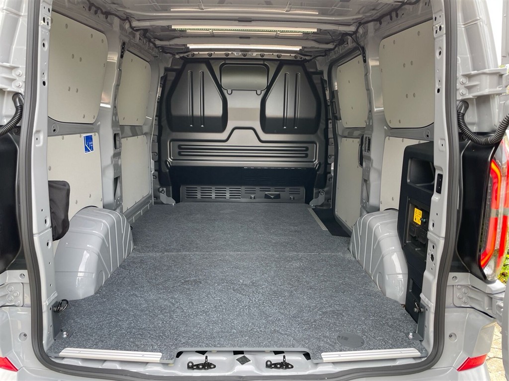 Ford E-Transit Custom 320 L1H1 EL Limited 218HK Van Aut. - Image 11