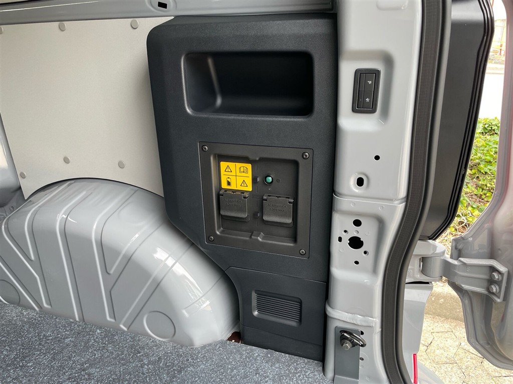 Ford E-Transit Custom 320 L1H1 EL Limited 218HK Van Aut. - Image 12