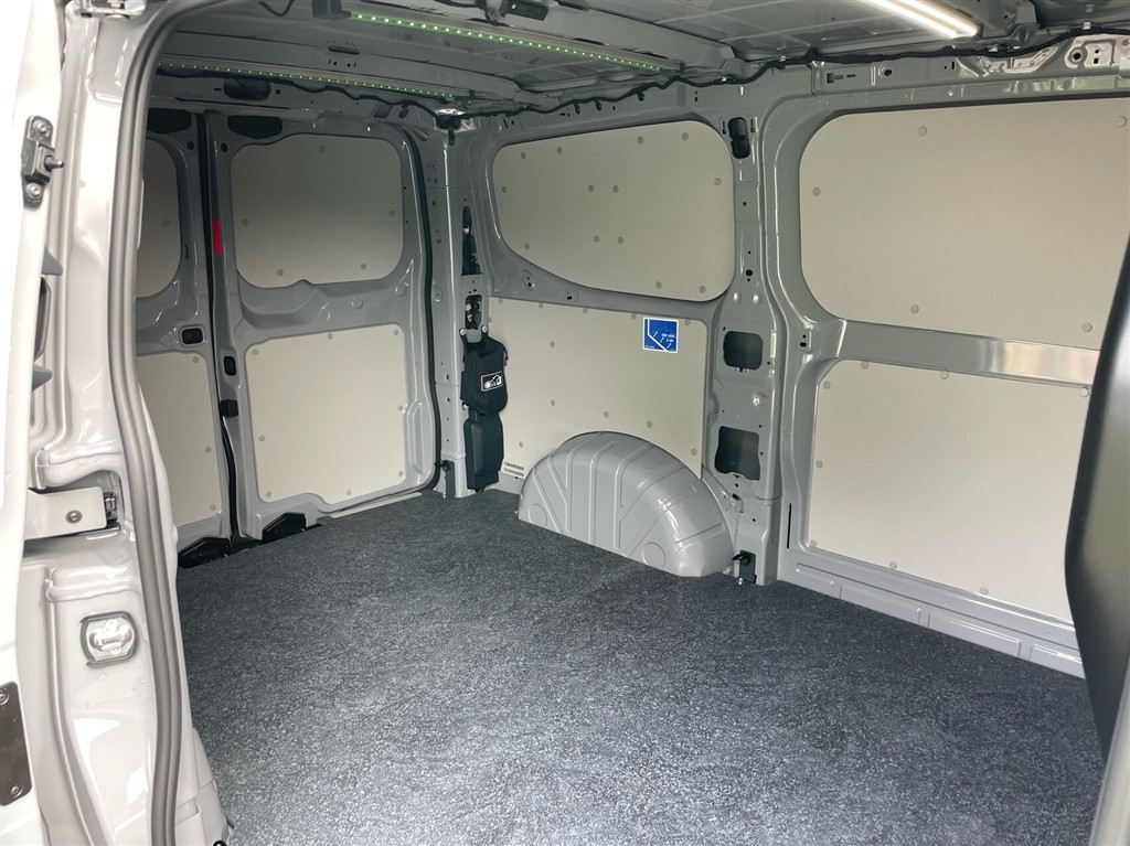 Ford E-Transit Custom 320 L1H1 EL Limited 218HK Van Aut. - Image 15