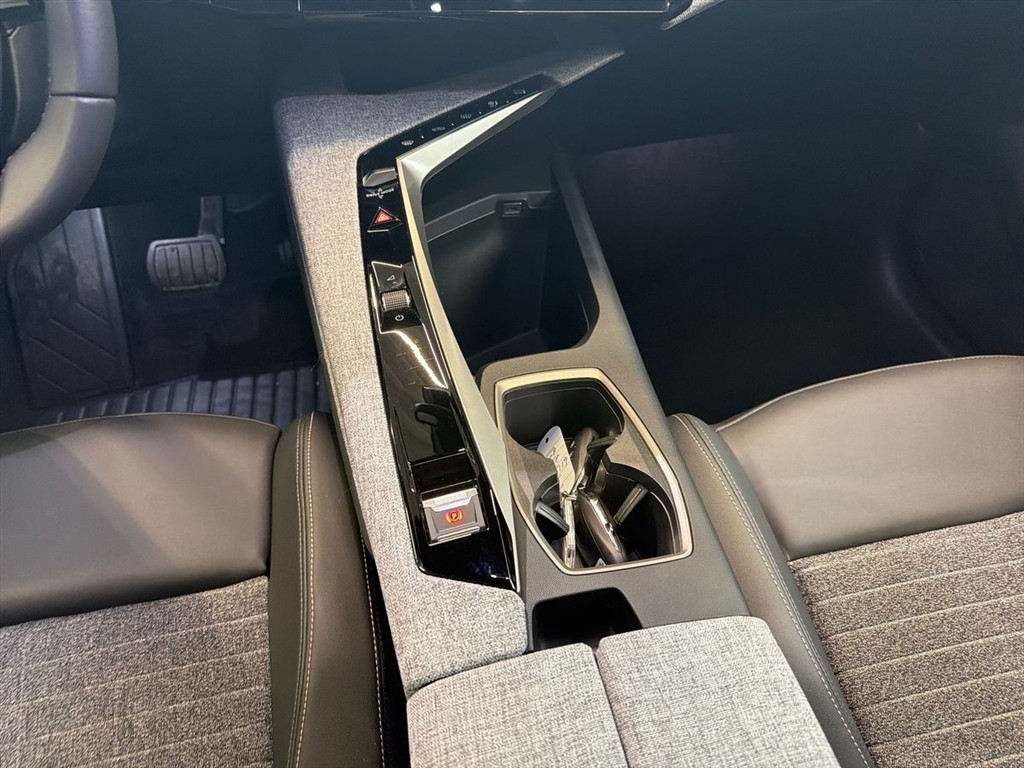Peugeot e-5008 EL Allure 210HK 5d Aut. - Image 11