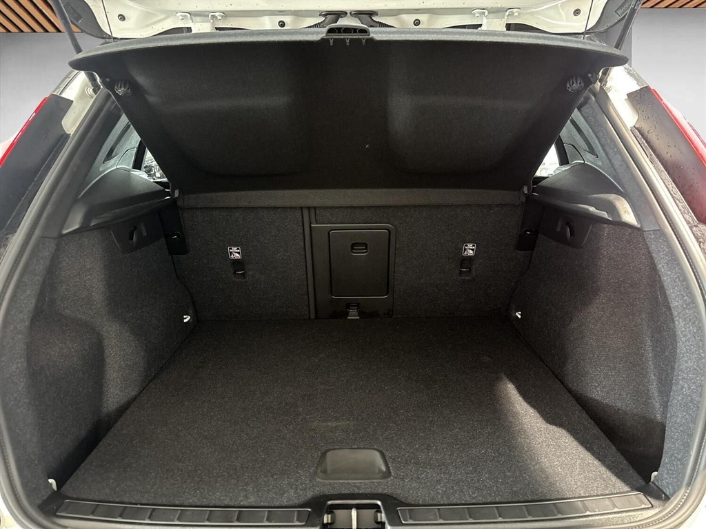 Volvo XC40 Recharge Extended Range Core 252HK 5d Aut. - Image 14