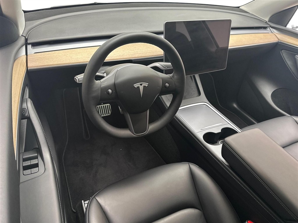 Tesla Model Y EL RWD 299HK 5d Aut. - Image 4