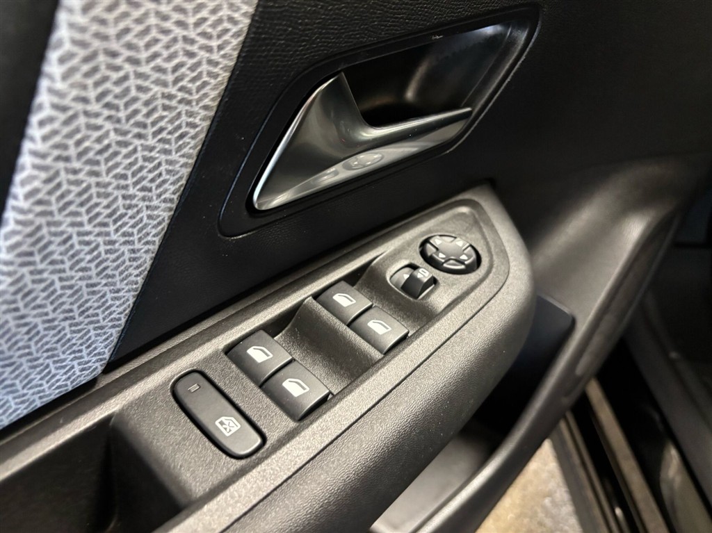 Citroën e-C4 X EL E-SERIES 156HK 5d Aut. - Image 7