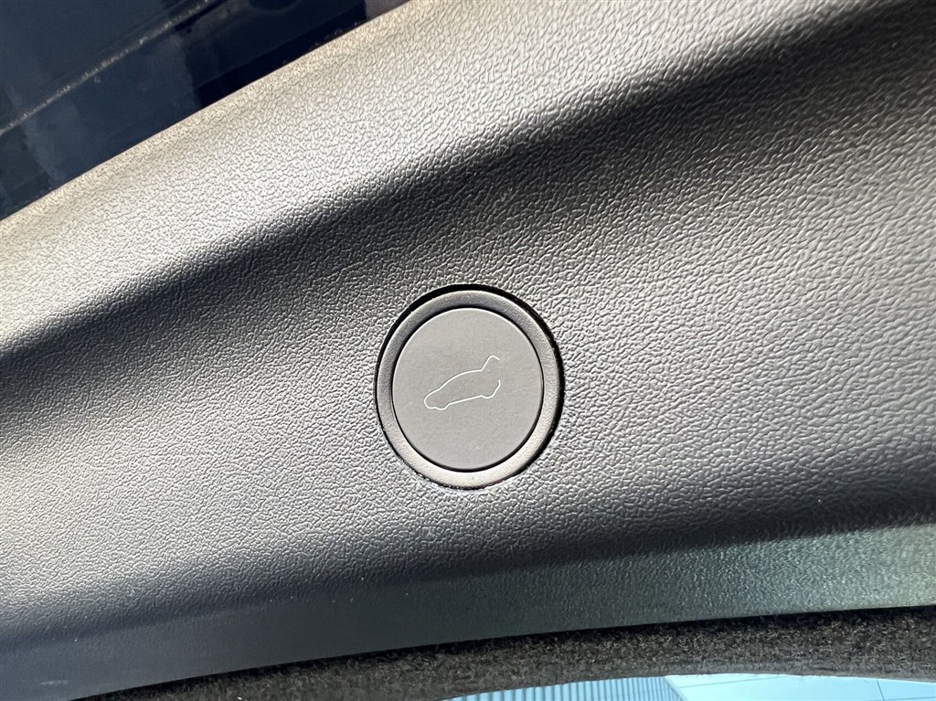 Tesla Model Y 75 kWh LR AWD 514HK 5d Aut. - Image 15