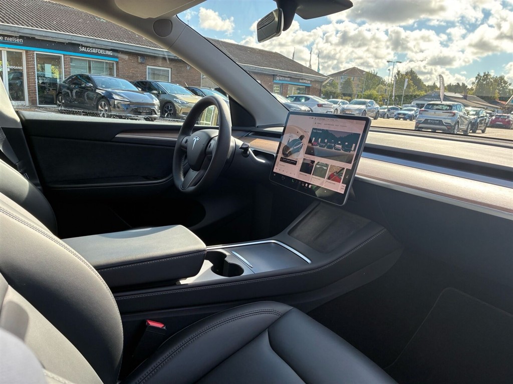 Tesla Model Y EL Long Range AWD 514HK 5d Aut. - Image 3