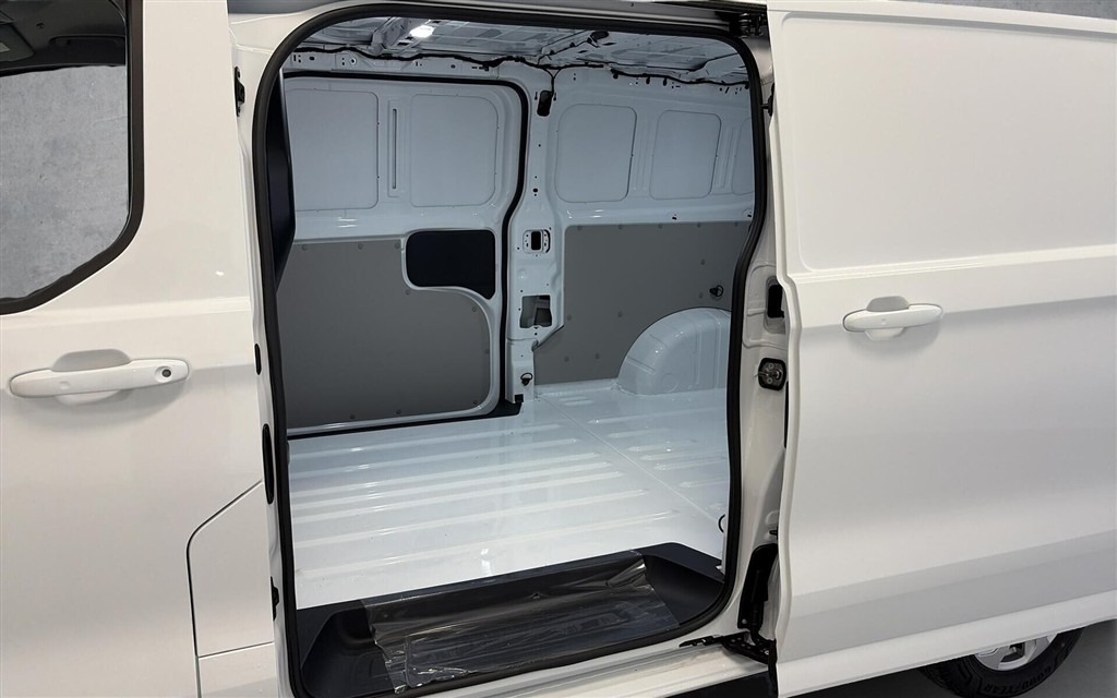 Ford E-Transit Custom 320 L2H1 EL Limited 218HK Van Aut. - Image 10