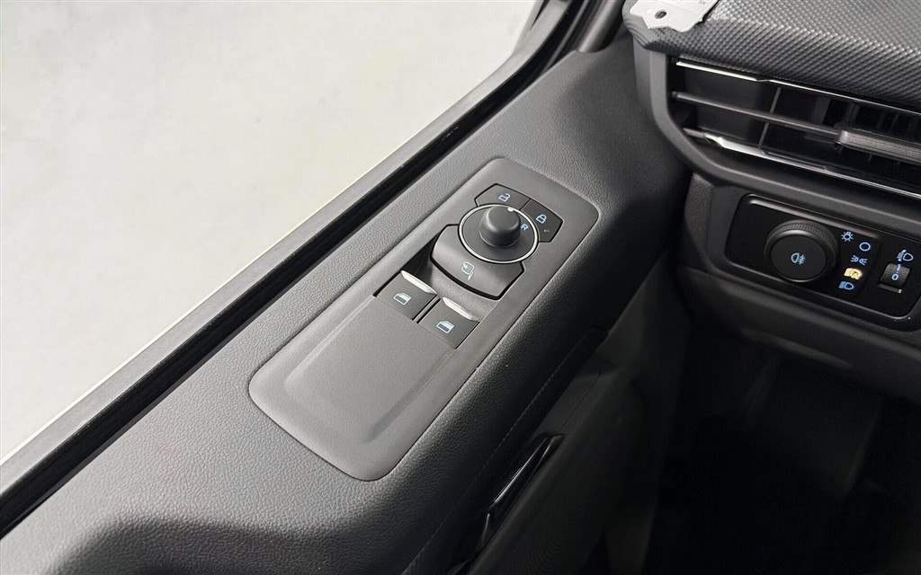 Ford E-Transit Custom 320 L2H1 EL Limited 218HK Van Aut. - Image 15