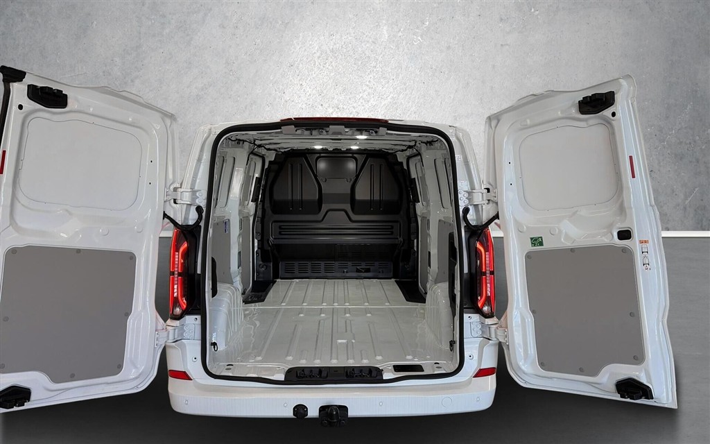 Ford E-Transit Custom 320 L2H1 EL Limited 218HK Van Aut. - Image 17