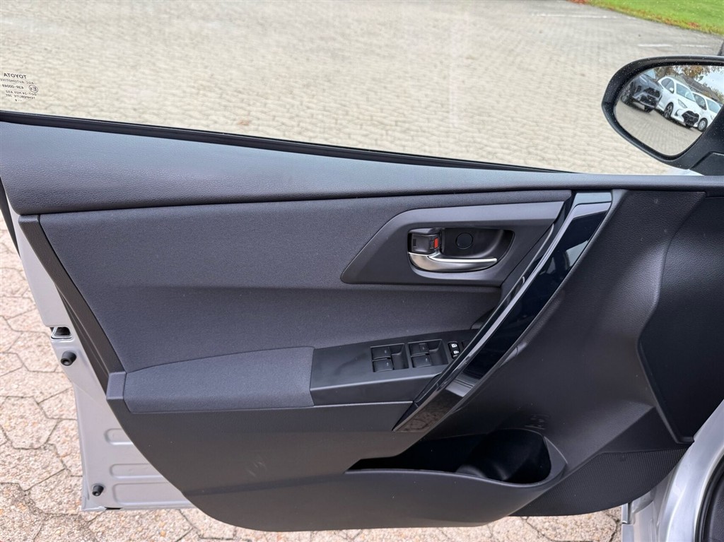 Toyota Auris 1,8 Hybrid H2 Comfort 136HK 5d Aut. - Image 8