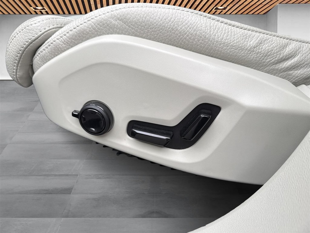 Volvo XC60 2,0 T6 Recharge Plugin-hybrid Plus AWD 350HK 5d 8g Aut. - Image 18
