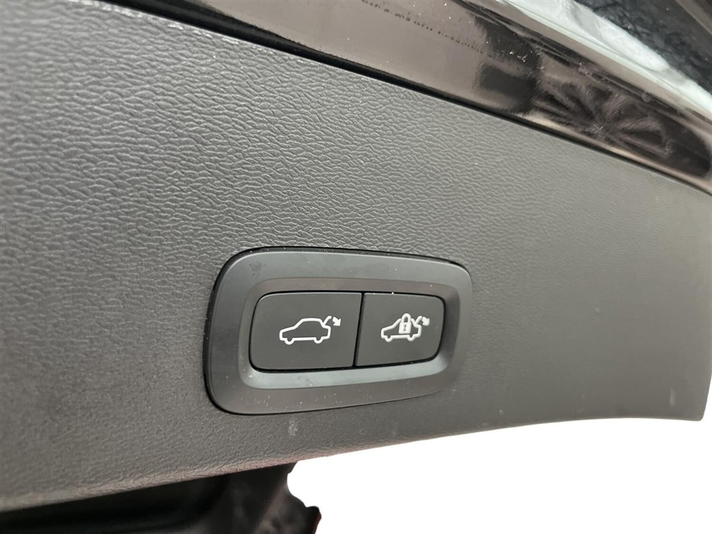 Volvo XC40 Recharge Extended Range Plus 252HK 5d Aut. - Image 12