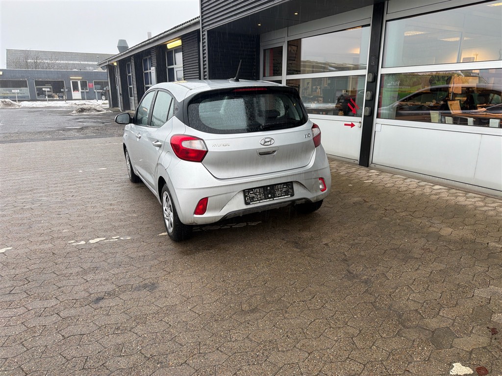 Hyundai i10 1,0 Essential 67HK 5d - Image 3