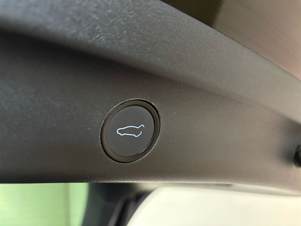 Tesla Model Y EL RWD 299HK 5d Aut. - Image 4
