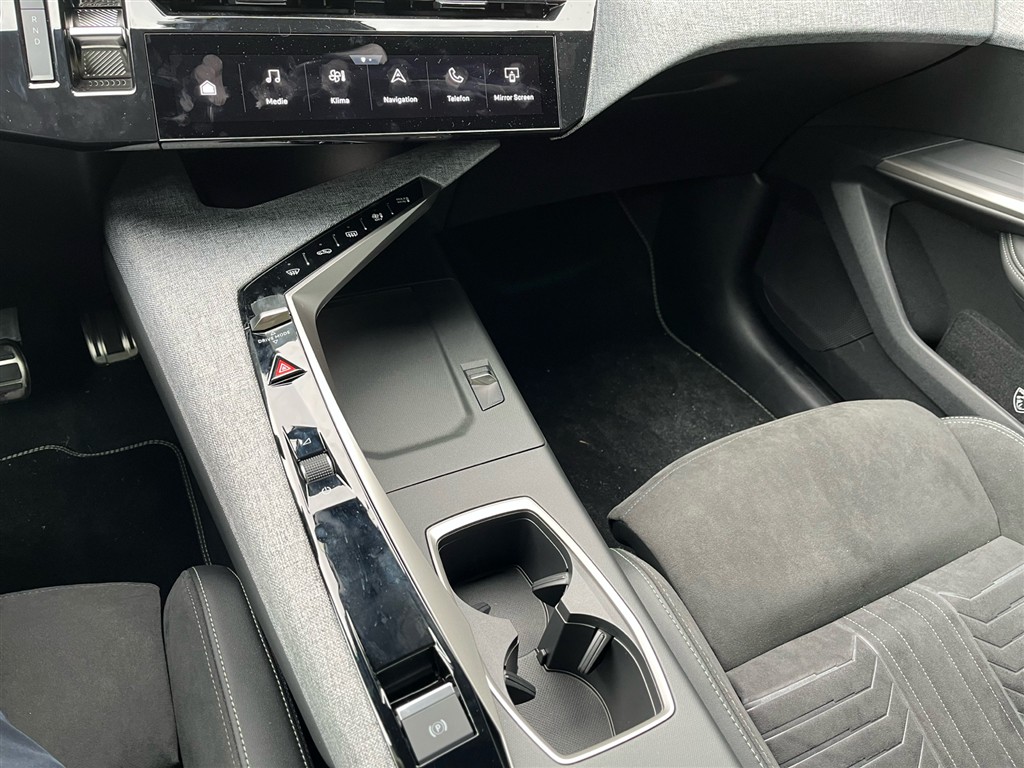 Peugeot e-3008 EL GT 210HK 5d Aut. - Image 11