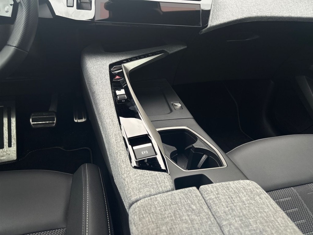 Peugeot e-5008 EL GT Pack 210HK 5d Aut. - Image 19