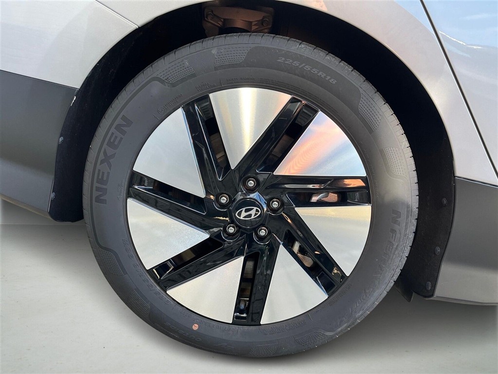 Hyundai Ioniq 6 Electric 77,4 kWh Advanced 229HK Aut. - Image 8