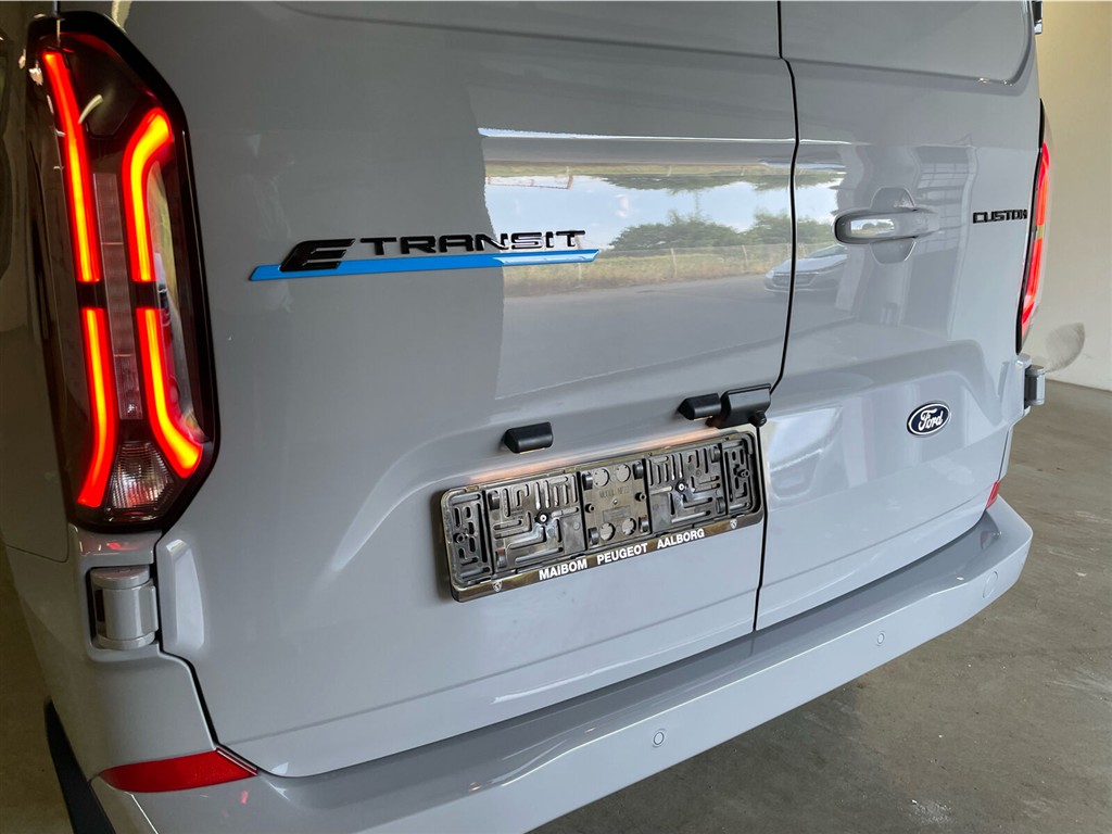 Ford E-Transit Custom 320 L1H1 EL Limited 136HK Van Aut. - Image 10