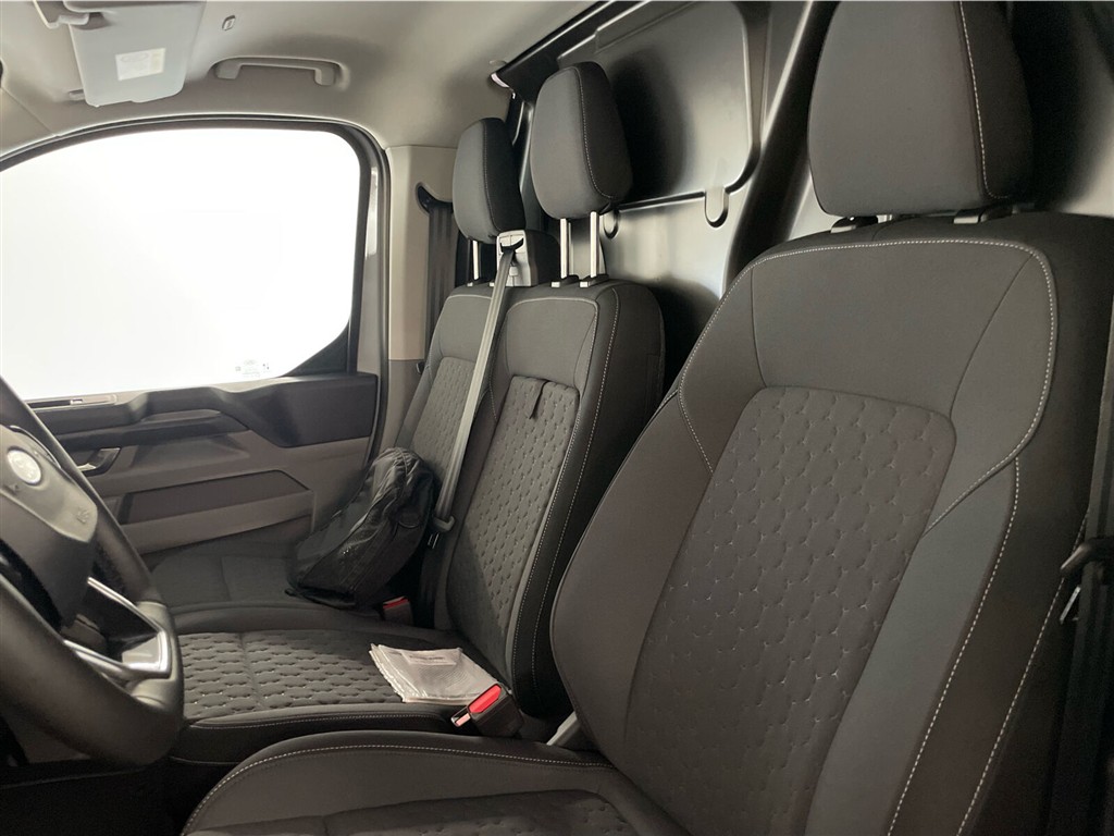 Ford E-Transit Custom 320 L1H1 EL Limited 136HK Van Aut. - Image 12