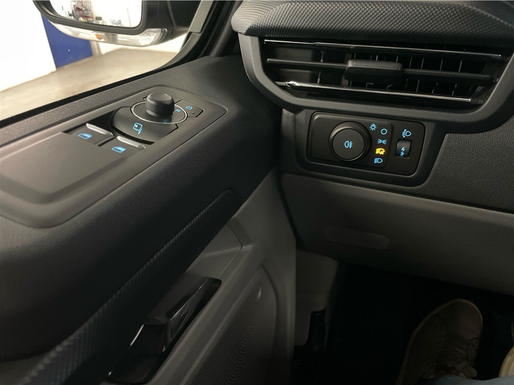 Ford E-Transit Custom 320 L1H1 EL Limited 136HK Van Aut. - Image 18