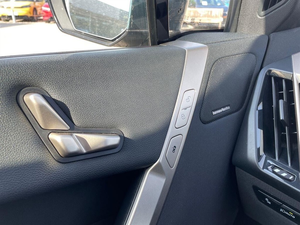 BMW iX 40 EL Fully Charged XDrive 326HK 5d Aut. - Image 16