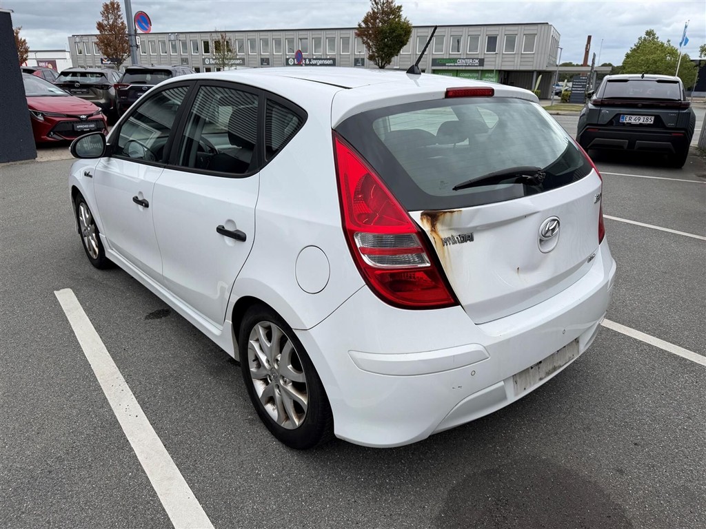 Hyundai i30 1,6 CRDI 90 ECO FL 90HK 5d - Image 2