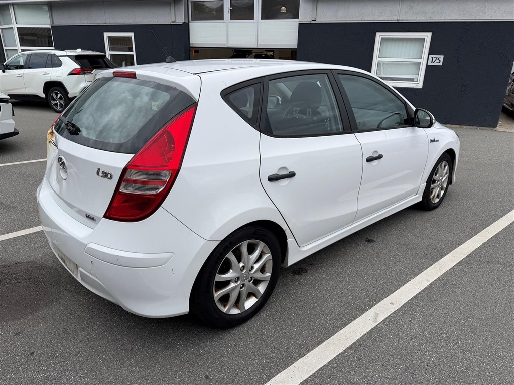 Hyundai i30 1,6 CRDI 90 ECO FL 90HK 5d - Image 3