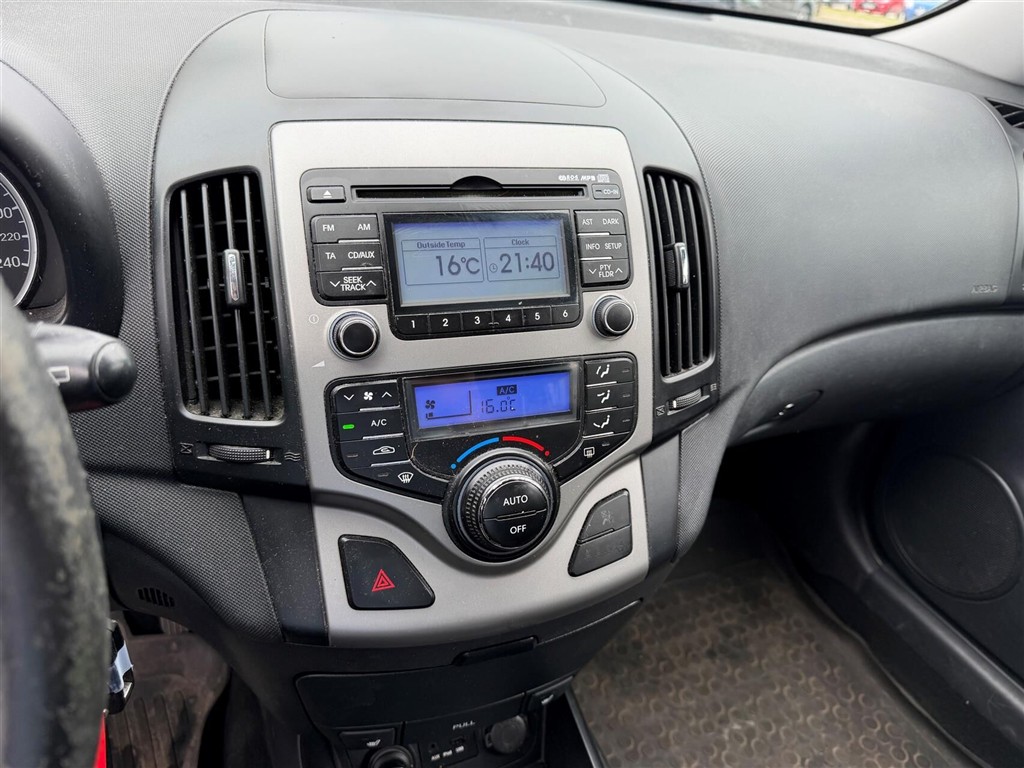 Hyundai i30 1,6 CRDI 90 ECO FL 90HK 5d - Image 14