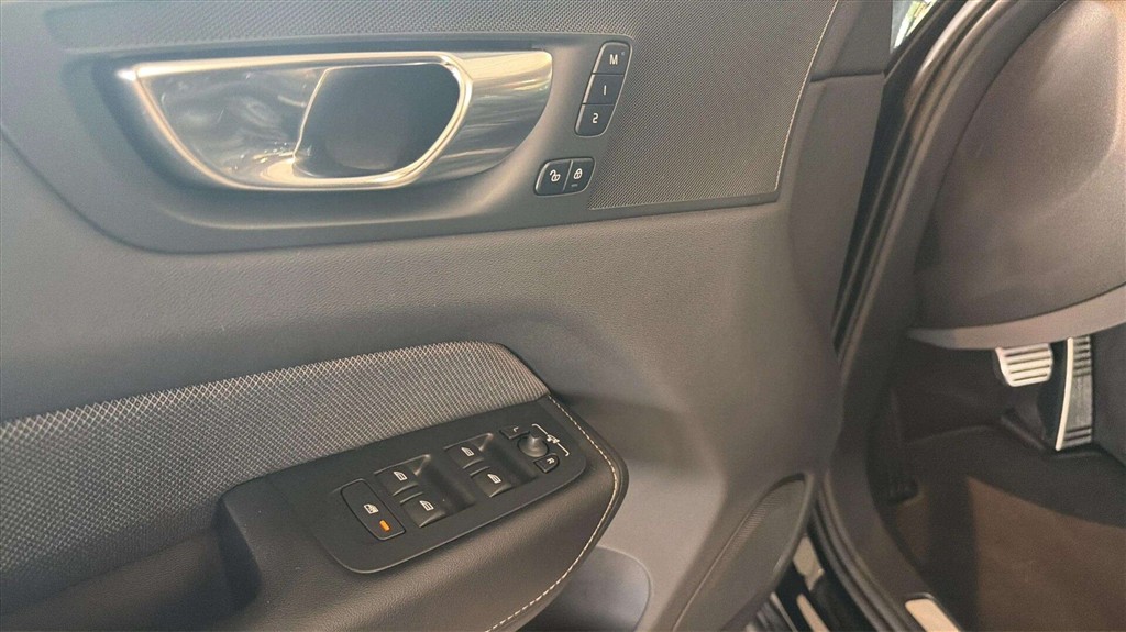 Volvo XC60 2,0 T6 Recharge Plugin-hybrid R-design AWD 350HK 5d 8g Aut. - Image 17