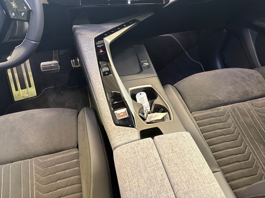 Peugeot e-3008 EL GT 210HK 5d Aut. - Image 11