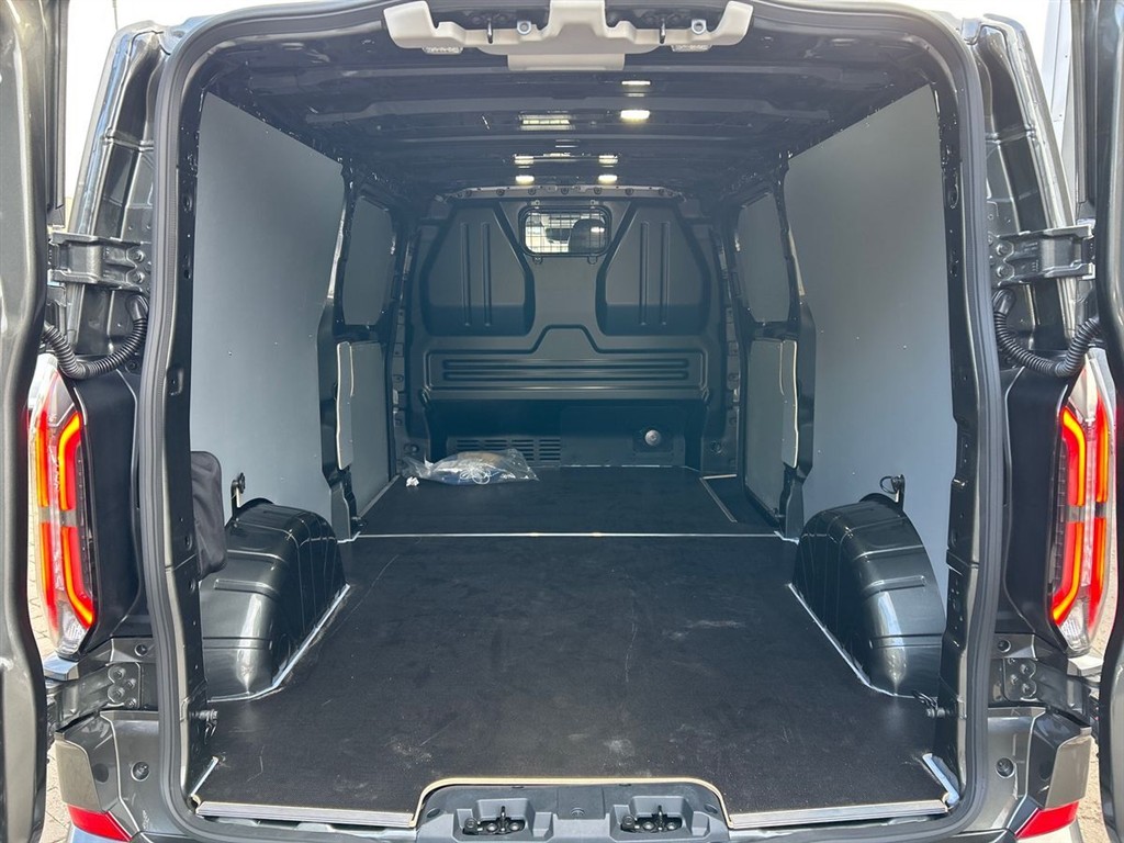 Ford E-Transit Custom 340 L2H1 EL Sport 286HK Van Aut. - Image 11