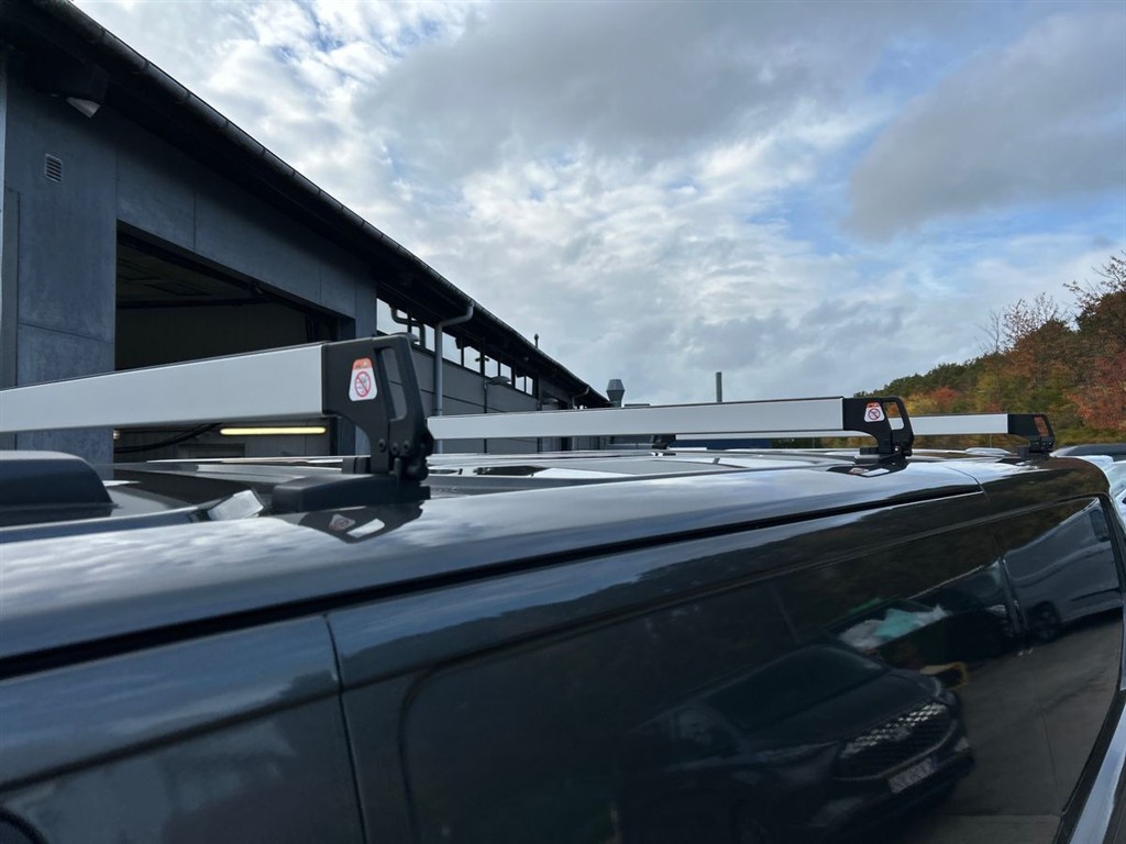 Ford E-Transit Custom 340 L2H1 EL Sport 286HK Van Aut. - Image 21