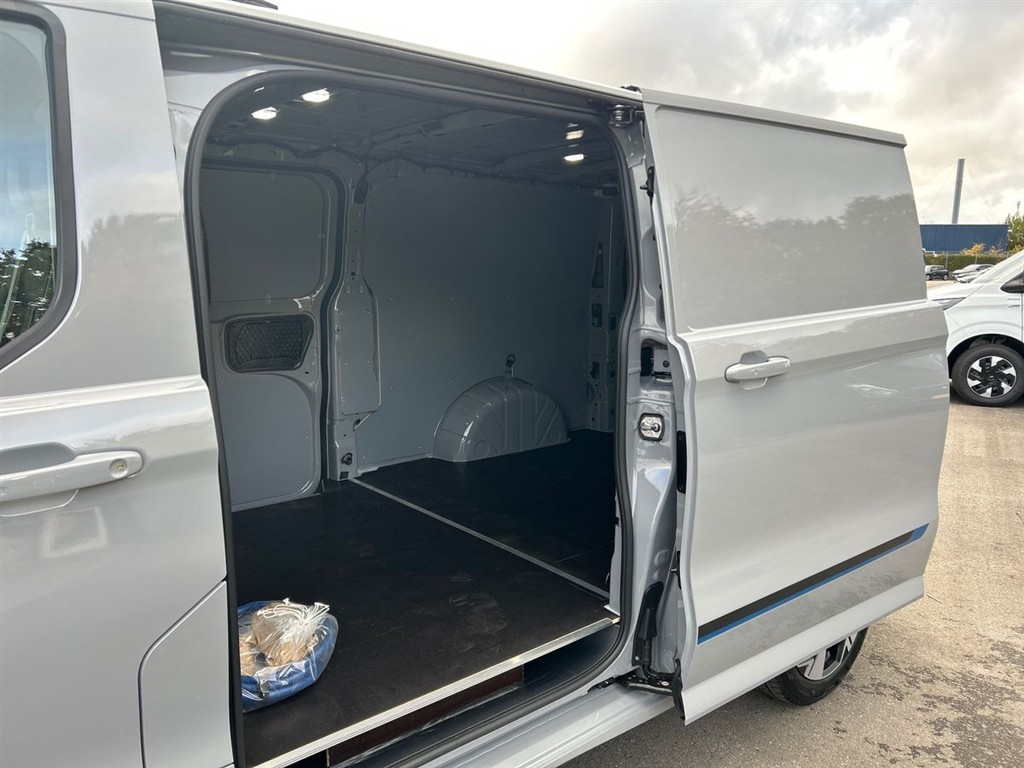 Ford E-Transit Custom 340 L2H1 EL Sport 286HK Van Aut. - Image 8