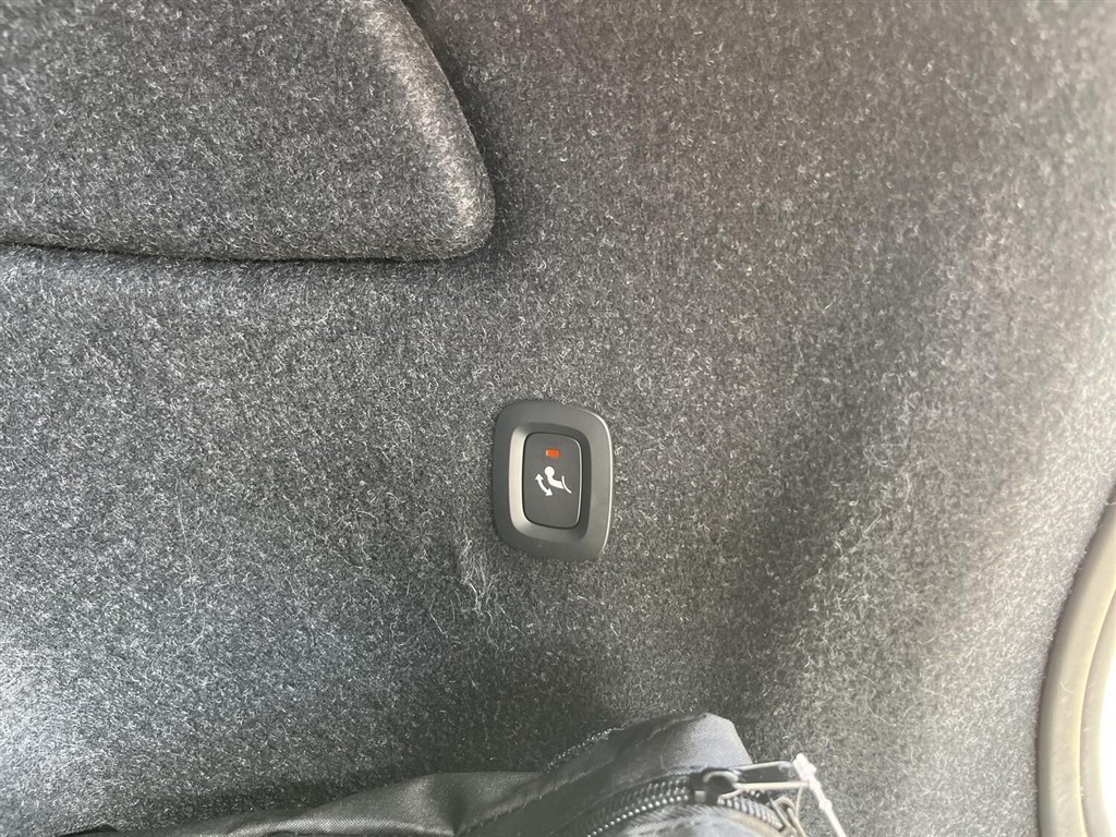 Volvo XC40 Recharge Extended Range Ultimate 252HK 5d Aut. - Image 13