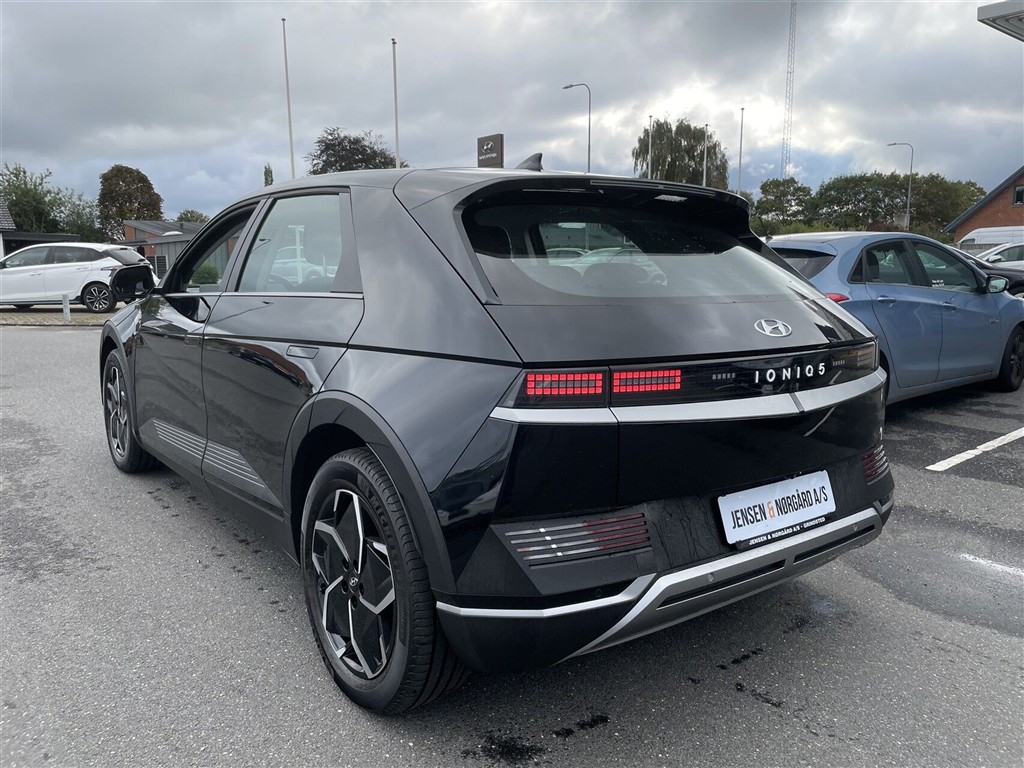 Hyundai Ioniq 5 Electric 77,4 kWh Essential 229HK 5d Aut. - Image 3