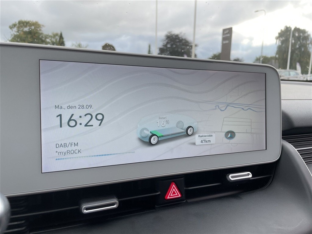 Hyundai Ioniq 5 Electric 77,4 kWh Essential 229HK 5d Aut. - Image 9