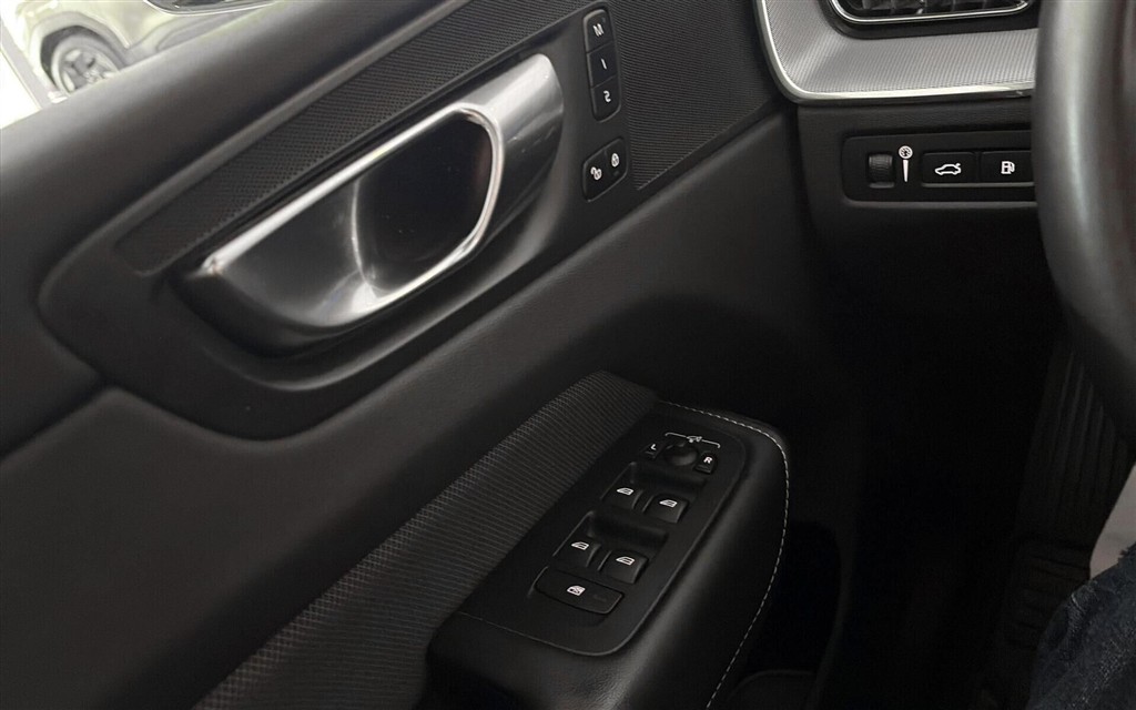 Volvo XC60 2,0 T6 Recharge Plugin-hybrid R-design AWD 350HK 5d 8g Aut. - Image 15