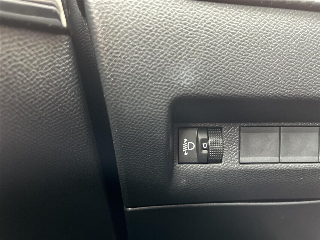 Peugeot e-208 EL Allure 156HK 5d Aut. - Image 23