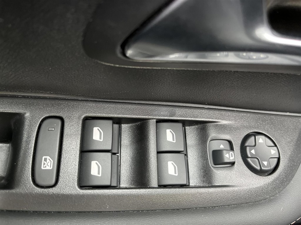Peugeot e-208 EL Allure 156HK 5d Aut. - Image 24
