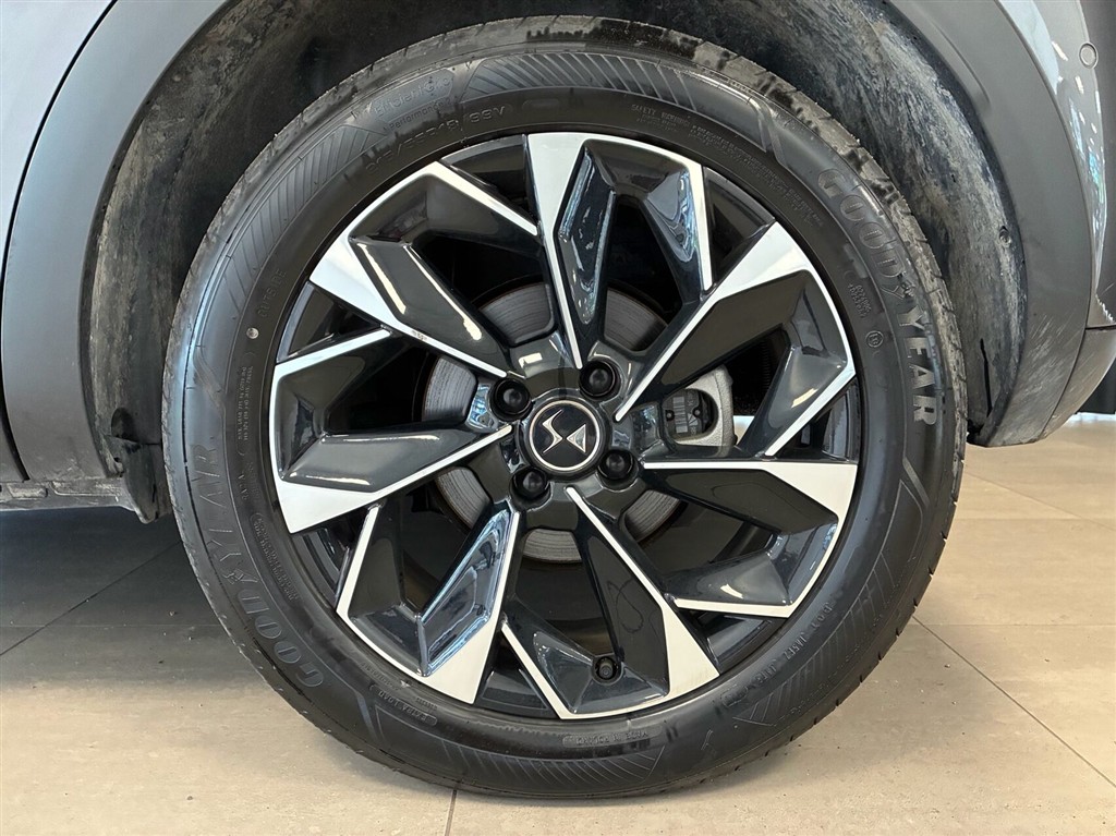 DS DS3 Crossback E-Tense Opera 156HK 5d Aut. - Image 4