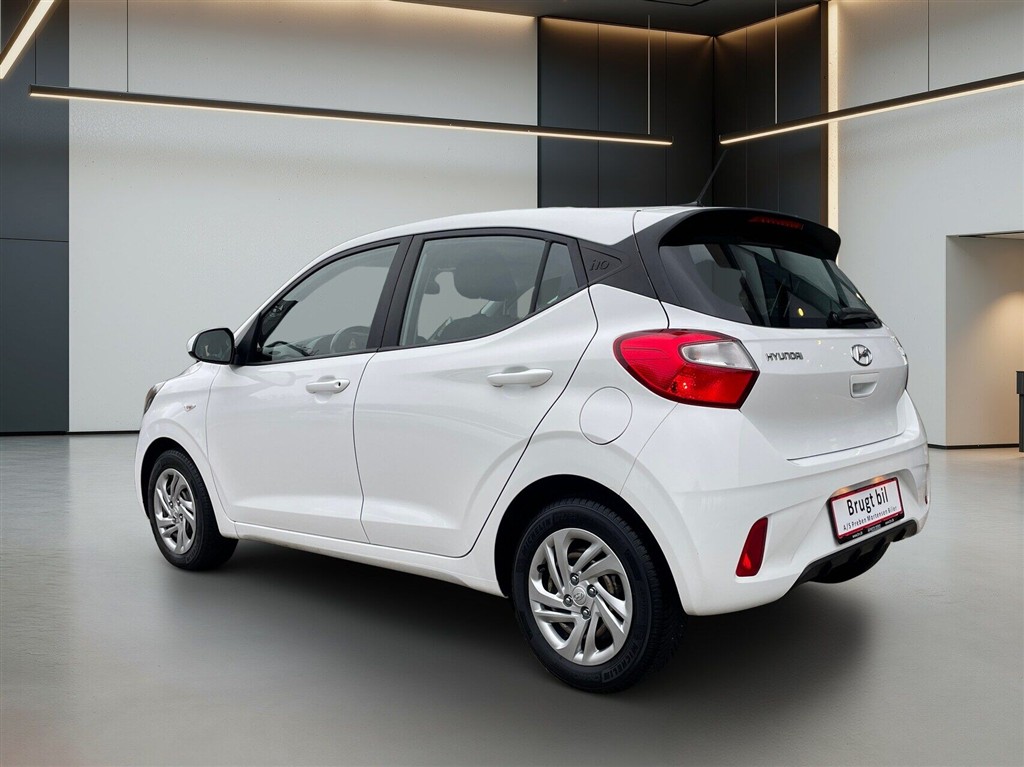 Hyundai i10 1,0 Essential 67HK 5d - Image 3