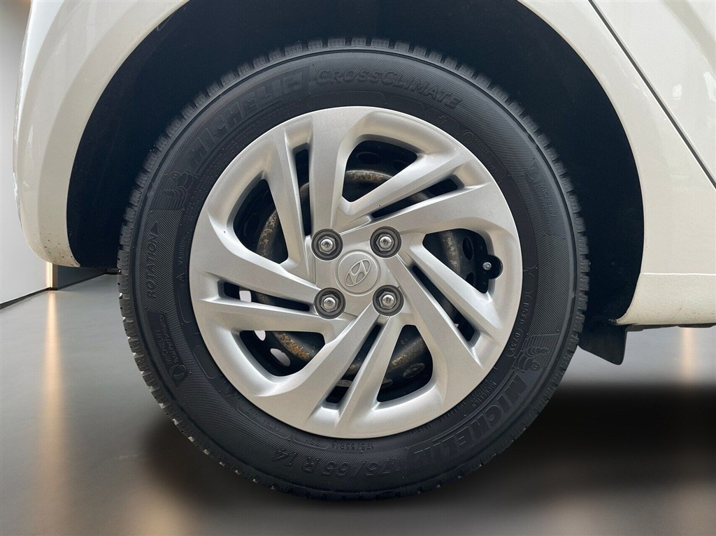 Hyundai i10 1,0 Essential 67HK 5d - Image 16