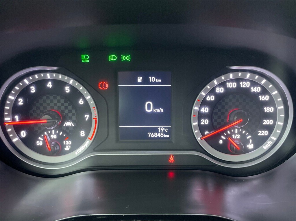 Hyundai i10 1,0 Essential 67HK 5d - Image 18