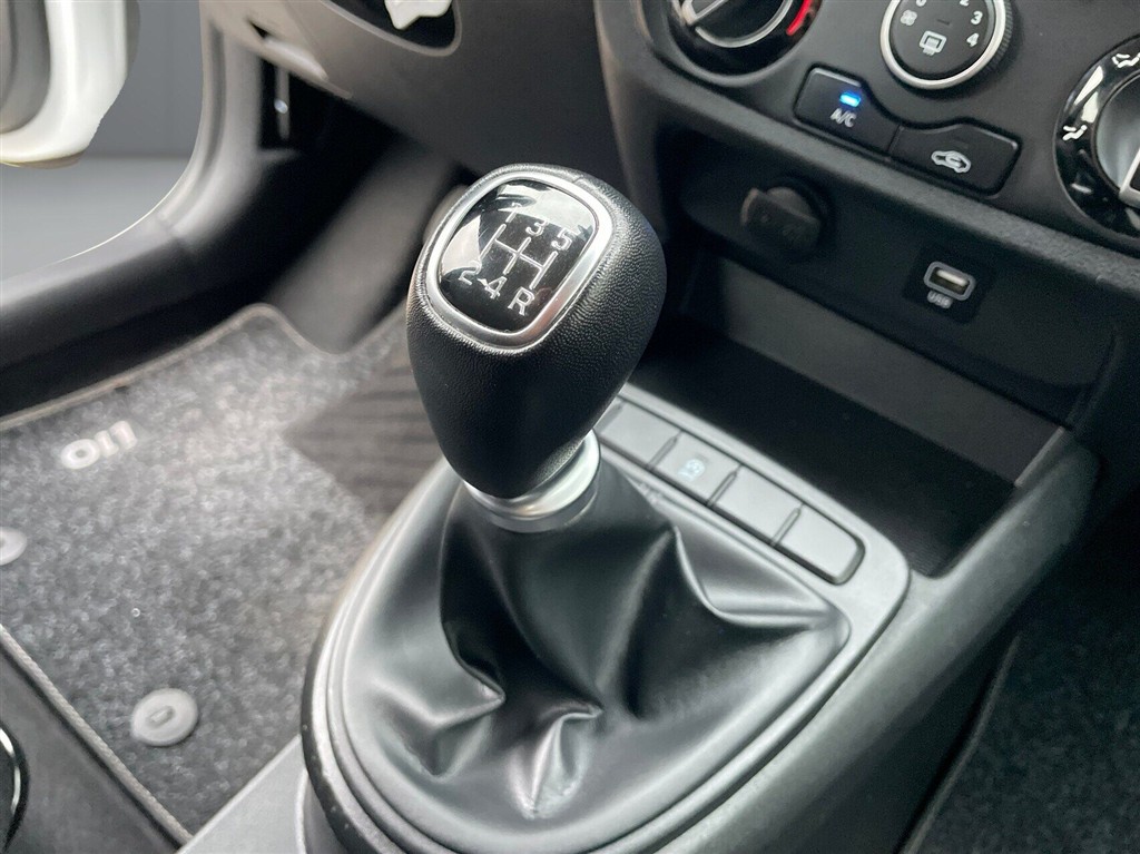 Hyundai i10 1,0 Essential 67HK 5d - Image 20