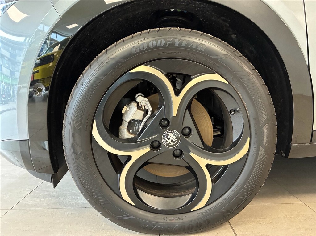 Alfa Romeo Junior EL Intensa 156HK 5d Aut. - Image 2