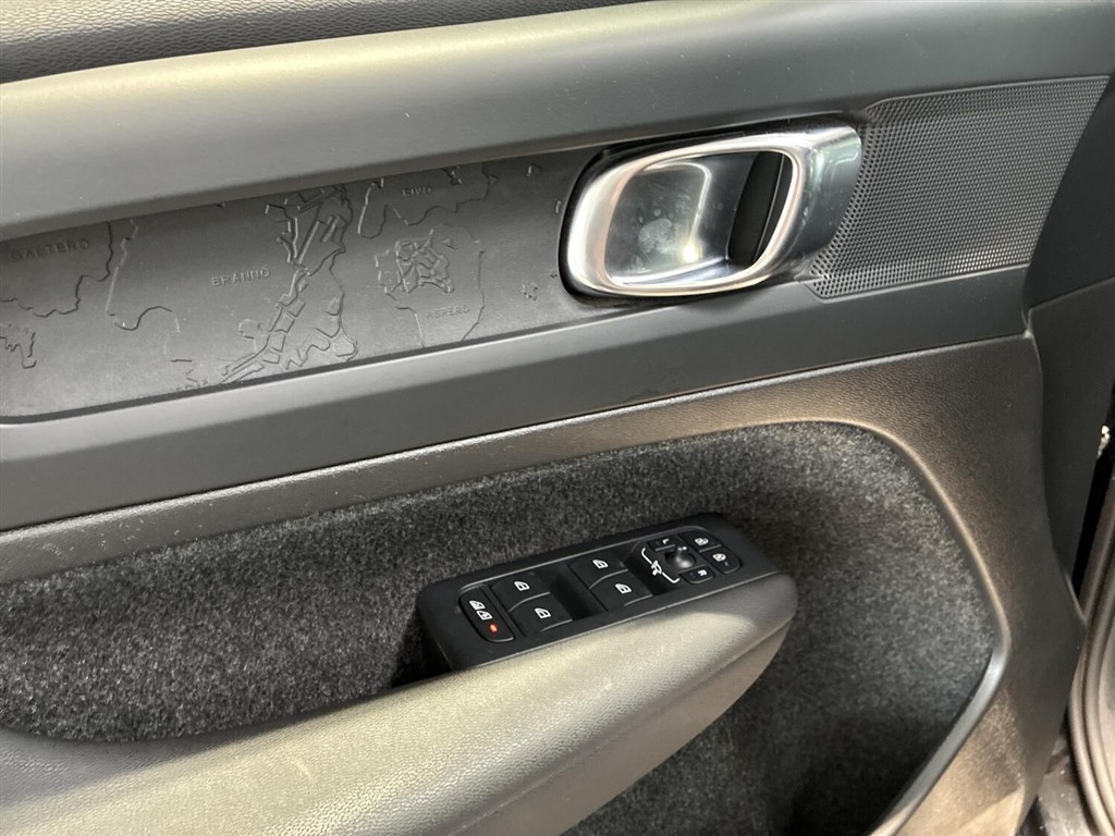 Volvo XC40 Recharge Extended Range Core 252HK 5d Aut. - Image 17