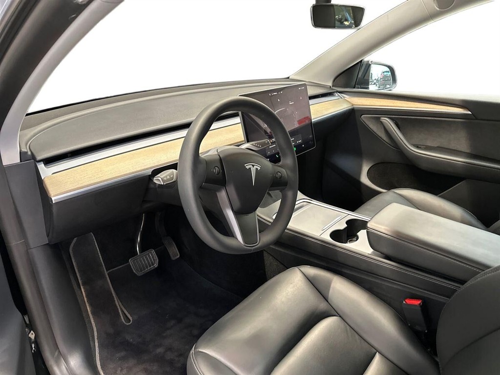 Tesla Model Y EL RWD 299HK 5d Aut. - Image 3
