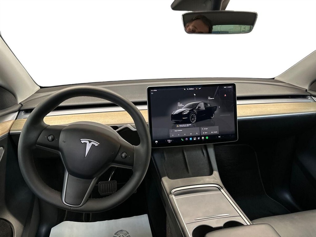Tesla Model Y EL RWD 299HK 5d Aut. - Image 4